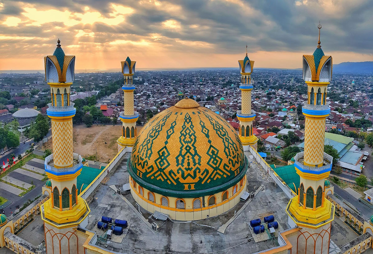 Islamic Centre Hubbul Wathan Mattaram offers a bird’s eye view of the central dome and four towering spires in stunning gold and turquoise hues.